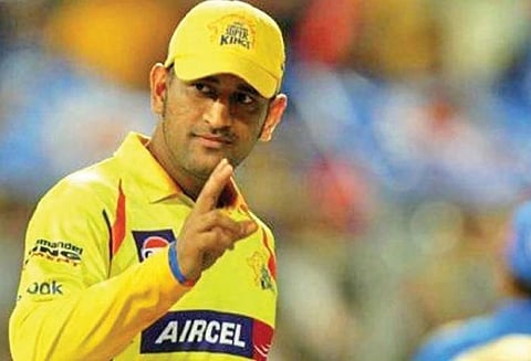 ‘செல்பி’ எடுப்பதற்காக பிள்ளைகளை அழைத்து வந்து டோனிக்கு தொல்லை கொடுத்த போலீஸ் அதிகாரிகள்