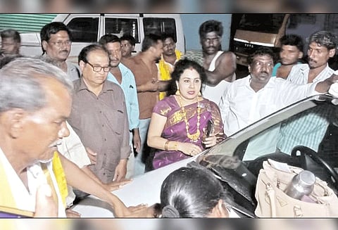 சேலம் அருகே பறக்கும்படையினர் வாகன சோதனை: புஷ்பவனம் குப்புசாமியிடம் ரூ.57 ஆயிரம் பறிமுதல்