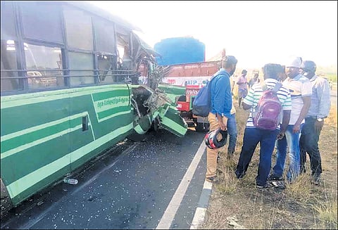 அனகாபுத்தூர் அருகே பழுதாகி நின்ற லாரி மீது அரசு பஸ் மோதல்; டிரைவர் படுகாயம்