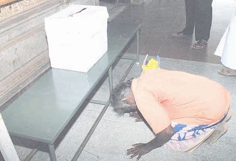 புதுக்கோட்டை கலெக்டர் அலுவலகத்தில் புகார் பெட்டி முன்பு ஒப்பாரி வைத்த முதியவரால் பரபரப்பு