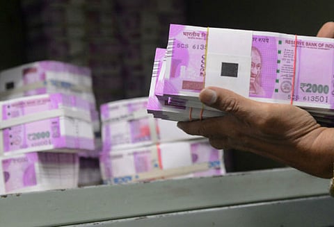 காஞ்சீபுரம், செங்கல்பட்டு பகுதியில் தேர்தல் பறக்கும் படை சோதனையில் ரூ.7¾ லட்சம் பறிமுதல்