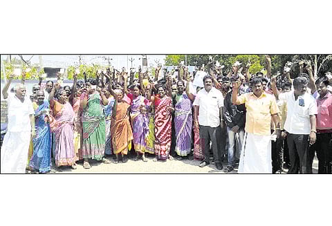 கும்மிடிப்பூண்டி தாசில்தார் அலுவலகம் முற்றுகை நாடாளுமன்ற தேர்தலை புறக்கணிப்பதாக அறிவிப்பு