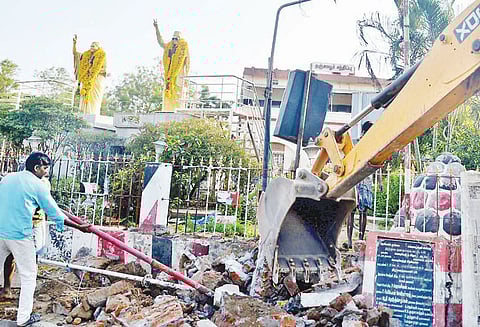 வேதாரண்யத்தில் அரசியல் கட்சிகளின் கொடிக்கம்பங்கள் அகற்றம்