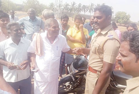 புலியூர் வெள்ளாளப்பட்டியில் தேர்தலை புறக்கணிப்பதாக பதாகைகள் வைத்த பொதுமக்கள்