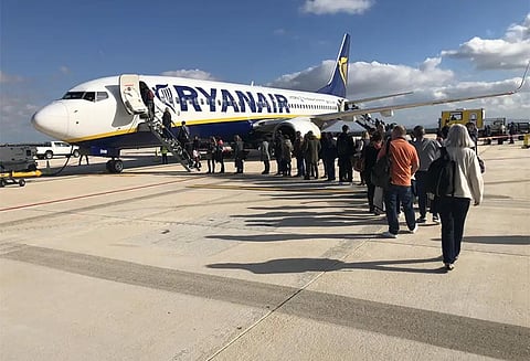 விமானத்தில் மதுபோதையில் இளம்பெண் தகராறு - அவசரமாக தரையிறக்கப்பட்டது