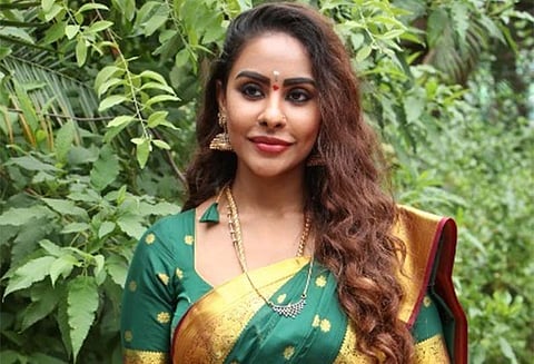 கொலை மிரட்டல் விவகாரம்: மனித உரிமை ஆணையத்தில் நடிகை ஸ்ரீரெட்டி புகார் - துப்பாக்கி உரிமம் கேட்க முடிவு