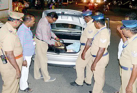 சேலத்தில் வாகன சோதனை, ரூ.3 லட்சம் சேலைகள் பறிமுதல்