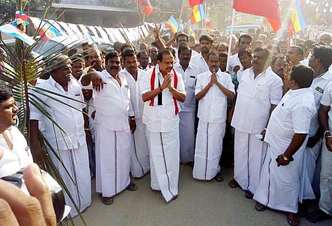 அமைச்சர் சேவூர் ராமச்சந்திரனுடன் சென்று அ.தி.மு.க. வேட்பாளர் அக்ரி கிருஷ்ணமூர்த்தி வாக்கு சேகரிப்பு