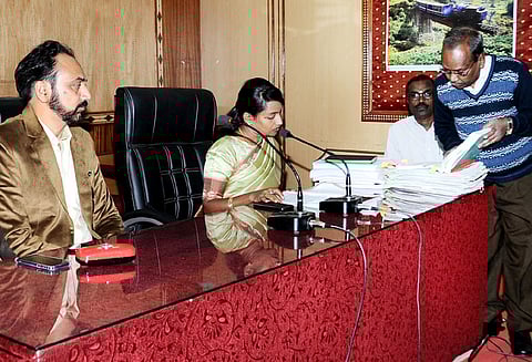 நீலகிரி நாடாளுமன்ற தொகுதியில், அ.தி.மு.க., தி.மு.க. வேட்பாளர்கள் உள்பட 10 பேரின் மனுக்கள் ஏற்பு - நாம் தமிழர் கட்சி வேட்பாளர் உள்பட 5 பேரின் மனு தள்ளுபடி