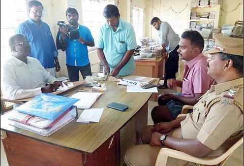 கடலூர் மாவட்டத்தில் 3 இடங்களில் வாகன சோதனை, என்.எல்.சி. தொழிலாளி உள்பட 3 பேரிடம் ரூ.3 லட்சம் பறிமுதல் - அதிகாரிகள் நடவடிக்கை