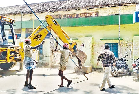 மயிலாடுதுறையில் அரசியல் கட்சிகளின் கொடிக்கம்பங்கள் அகற்றம்