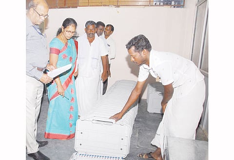 குன்னம் சட்டமன்ற தொகுதிக்கான வாக்குப்பதிவு எந்திரங்கள் பிரிக்கும் பணி தீவிரம்