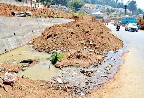 ஊட்டி-கூடலூர் சாலையில், சாக்கடை கழிவுநீரால் பொதுமக்கள் அவதி