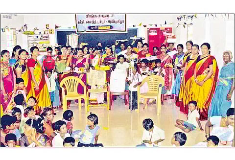 காளையார்கோவில், சிங்கம்புணரியில் அரசு பள்ளிகளுக்கு கிராம மக்கள் கல்வி சீர்வரிசை வழங்கினர்