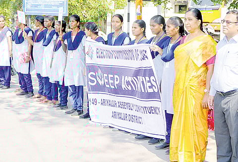 தேர்தலில் 100 சதவீதம் வாக்களிப்பது குறித்து விழிப்புணர்வு மனித சங்கிலி- “ஸ்கேட்டிங்” ஊர்வலம்