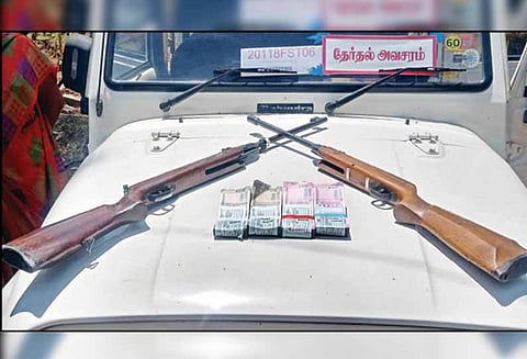 கோவை வடவள்ளியில் ரூ.5 லட்சம், 2 துப்பாக்கிகள் பறிமுதல் - பறக்கும் படையினர் அதிரடி