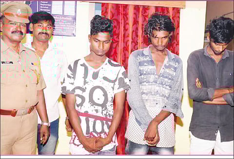 அரியாங்குப்பத்தில் கஞ்சா வியாபாரிகள் 3 பேர் கைது பொறி வைத்து போலீசார் மடக்கினர்