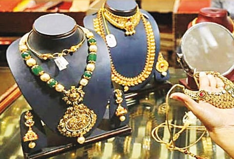 பிப்ரவரி மாதத்தில், டாலர் மதிப்பில் நவரத்தினம் மற்றும் ஆபரணங்கள் ஏற்றுமதி 2.11 சதவீதம் குறைந்தது