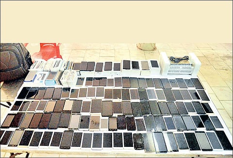 பஸ் பயணிகளிடம் ரூ.52½ லட்சம் செல்போன்கள் பறிமுதல் தேர்தல் பறக்கும் படையினர் அதிரடி நடவடிக்கை