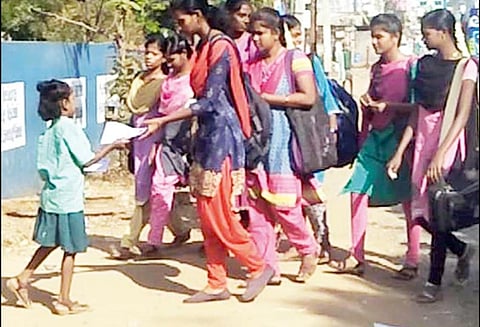 கடலூரில், வாக்களிக்க வலியுறுத்தி துண்டு பிரசுரம் வினியோகித்த சிறுமி