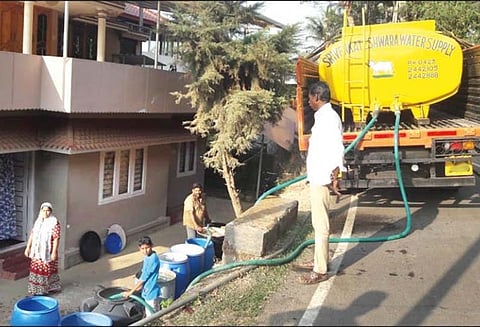 கூடலூரில் கடும் வறட்சி: லாரிகளில் குடிநீர் வினியோகம்