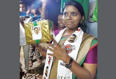 பொள்ளாச்சி மக்கள் நீதி மய்யம் வேட்பாளர் அ.ம.மு.க. சின்னமான பரிசு பெட்டியுடன் வாக்கு கேட்டதாக பரபரப்பு