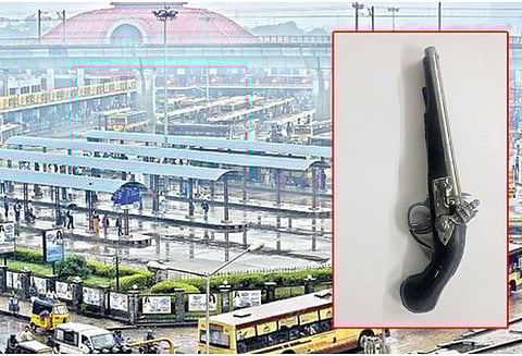 கோயம்பேடு பஸ்நிலையத்தில் பொம்மை துப்பாக்கியால் பரபரப்பு