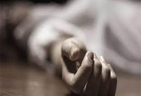 சின்னசேலம் அருகே மோட்டார் சைக்கிள் மீது லாரி மோதல்; விவசாயி பலி