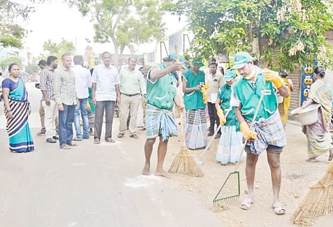 இலவங்கார்குடி ஊராட்சியில் டெங்கு கொசு ஒழிப்பு பணி வட்டார வளர்ச்சி அதிகாரி பார்வையிட்டார்