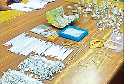 வாகன சோதனையில் ரூ.10 லட்சம் தங்கம், வெள்ளி பறிமுதல் - தேர்தல் பறக்கும் படையினர் நடவடிக்கை