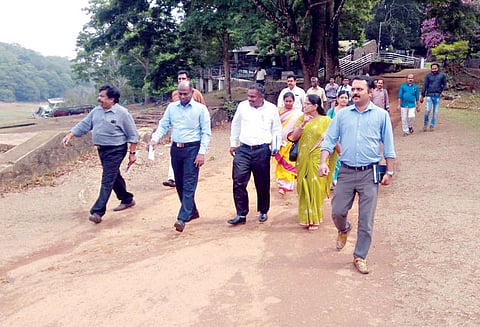 முல்லைப்பெரியாறு அணையில் துணை கண்காணிப்பு குழுவினர் ஆய்வு மதகுகளை இயக்கி சோதனை