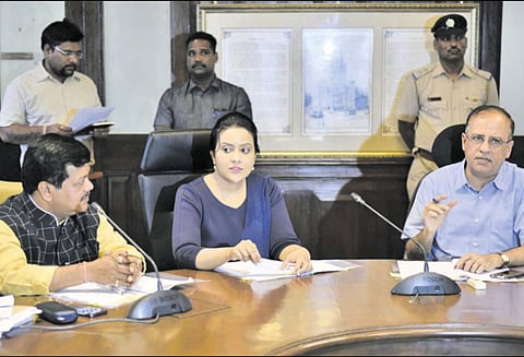 மும்பை மாநகராட்சி கமிஷனருடன் முதல்-மந்திரி மனைவி அம்ருதா சந்திப்பு