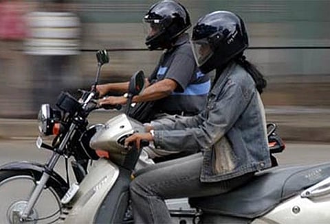 ஹெல்மெட் அணியாமல் இருசக்கர வாகனம் ஓட்டினால் கடும் நடவடிக்கை - துணை போலீஸ் சூப்பிரண்டு எச்சரிக்கை