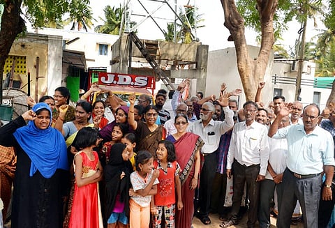 சத்துவாச்சாரியில், செல்போன் கோபுரம் அமைக்க எதிர்ப்பு தெரிவித்து பொதுமக்கள் போராட்டம்