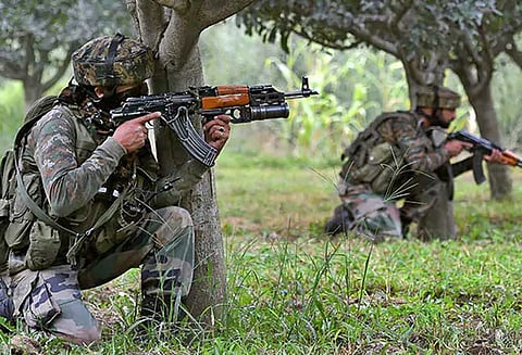 ஜம்மு காஷ்மீர்: பாதுகாப்பு படையினர்- பயங்கரவாதிகள் இடையே துப்பாக்கிச்சண்டை