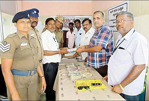 சங்கராபுரம் அருகே, வாகன சோதனையில் ரூ.18¼ லட்சம் பறிமுதல் - தேர்தல் பறக்கும் படையினர் நடவடிக்கை