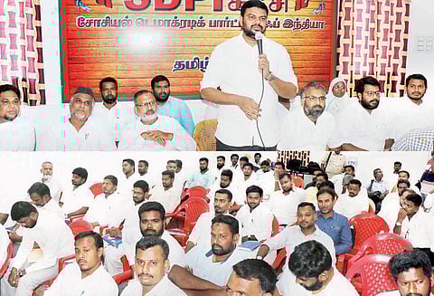 ஆட்சியை தக்கவைக்க அ.தி.மு.க. திட்டம்: 3 எம்.எல்.ஏ.க்களை தகுதிநீக்கம் செய்யும் கோரிக்கையை சபாநாயகர் ஏற்கக்கூடாது