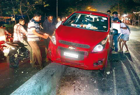 புதுச்சேரி - கடலூர் சாலையில் காவு வாங்க காத்திருக்கும் தடுப்புச்சுவர்