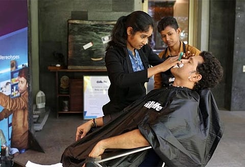 கல்வி உதவிக்காக பெண்களிடம் ‘ஷேவிங்’ செய்த தெண்டுல்கர்