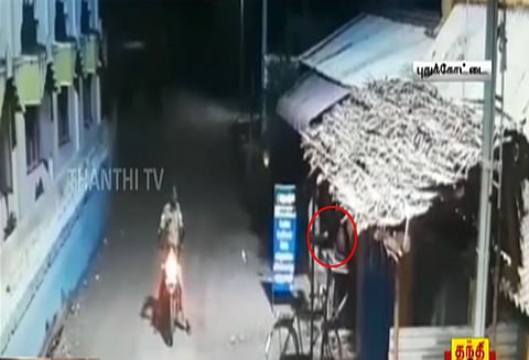 வேலியே பயிரை மேய்ந்த அவலம்; தண்ணீர் பந்தலில் டம்ளரை திருடி சென்ற போலீசார்