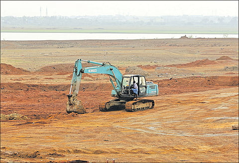 பருவமழை காலத்தில் கூடுதலாக 2 டி.எம்.சி. தண்ணீர் சேமிக்க புழல் ஏரி தூர்வாரும் பணி தீவிரமாக நடந்து வருகிறது