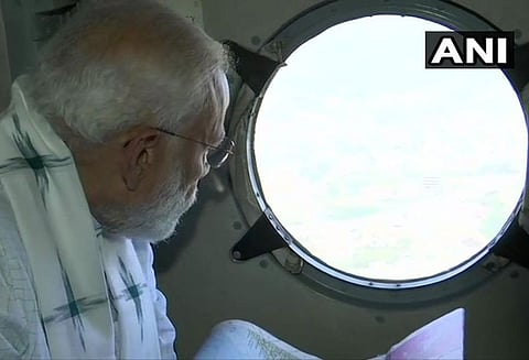 பானி புயலால் பாதிக்கப்பட்ட பகுதிகளை ஹெலிகாப்டர் மூலம் பார்வையிட்டார் பிரதமர் மோடி