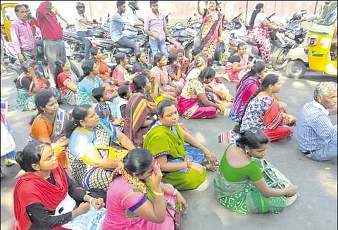 திரு.வி.க.நகர் மண்டல அலுவலகம் முன் தேர்தல் பணியாளர்கள் சாலை மறியல்