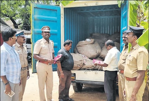 காவேரிப்பட்டணம் அருகே ரூ.1 லட்சம் புகையிலை பொருட்கள் பறிமுதல்