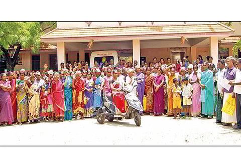 கோவில்பட்டி யூனியன் அலுவலகத்தை பொதுமக்கள் முற்றுகை அடிப்படை வசதிகளை நிறைவேற்ற கோரிக்கை