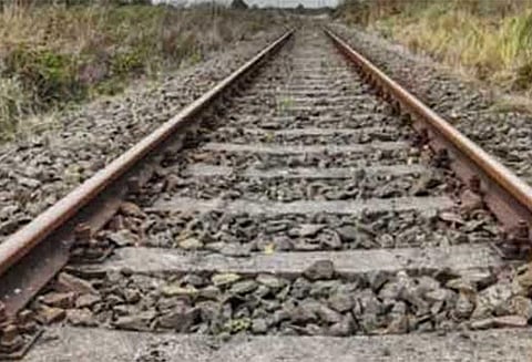 கோவிலில் ரகசிய திருமணம் செய்ததற்கு பெற்றோர் எதிர்ப்பு - ரெயில் முன் பாய்ந்து காதல் ஜோடி தற்கொலை