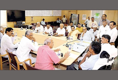 விஜயாப்புரா உள்ளிட்ட மாவட்டங்களில் நிலவி வரும் கடும் குடிநீர் தட்டுப்பாடு குறித்து மந்திரி டி.கே.சிவக்குமார், அதிகாரிகளுடன் ஆலோசனை