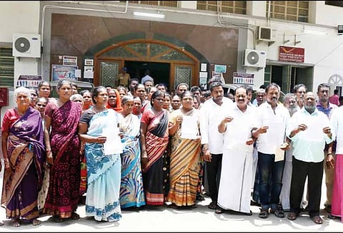 மாற்று இடம் வழங்கக்கோரி கலெக்டர் அலுவலகத்தை வியாபாரிகள் முற்றுகை