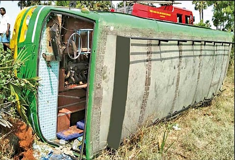 ஆலங்குளம் அருகே மினி பஸ் பள்ளத்தில் கவிழ்ந்து 36 பேர் படுகாயம்