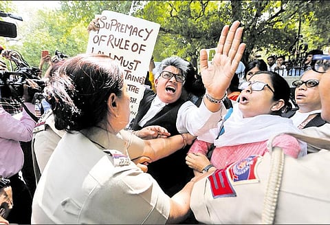 தலைமை நீதிபதி பதவி விலக வலியுறுத்தி சுப்ரீம் கோர்ட்டு முன்பு பெண்கள் போராட்டம்